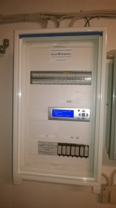 Bilden visar den första installationen av apparatskåpet ”Standard UC-WEB” som är resultatet av ett internt utvecklingsprojekt vi arbetat med under våren 2014. Produkten används för styrning och övervakning av fjärrvärmecentraler. Funktioner som självadapterande kurva, aktiv effektbegränsning samt ”max månadsförbrukning” med rapporter är funktioner som alltid finns i denna produkt. Systemet kommer att utvärderas under Hösten för att se hur bra det blev och troligtvis vidareutvecklas.